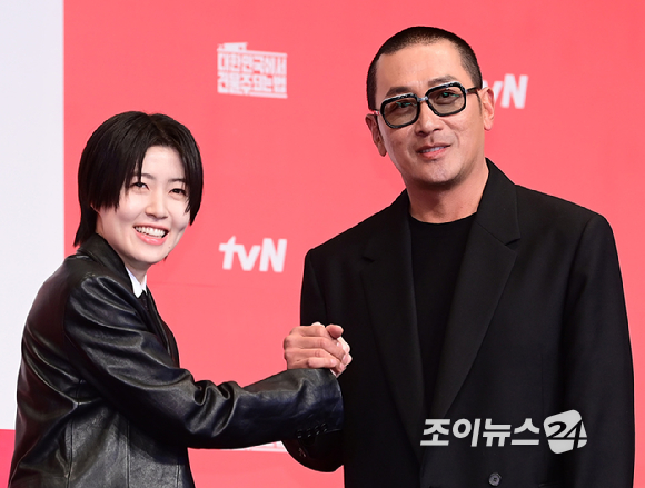 배우 심은경과 하정우가 9일 오후 서울 구로구 신도림동 더링크서울 트리뷰트포트폴리오 호텔에서 열린 tvN 새 토일드라마 '대한민국에서 건물주 되는 법' 제작발표회에서 참석하고 있다. [사진=정소희 기자]