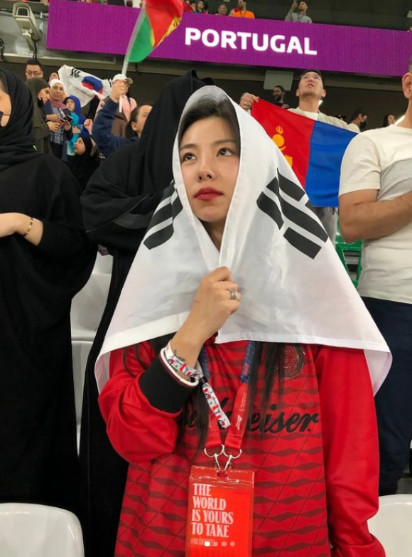 마마무 휘인이 카타르 아라얀에 위치한 에듀케이션 시티 스타디움에서 열린 H조 조별리그 최종전 대한민국-포르투갈 전 경기를 직관했다. [사진=휘인 인스타그램 ]