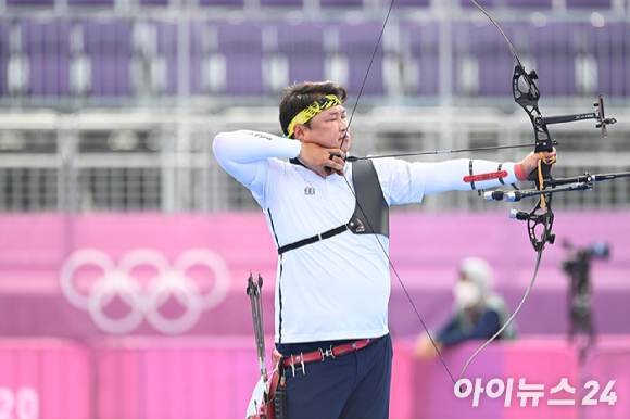 양궁 국가대표 오진혁이 지난 2021년 7월 26일 오후 일본 도쿄 유메노시마 공원 양궁장에서 열린 2020 도쿄올림픽 남자양궁 단체전 일본과의 4강전 경기에서 활시위를 당기고 있다. [사진=정소희 기자]