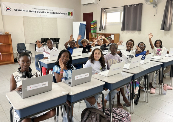 신세계I&C는 아프리카 세네갈에 교육용 중고 IT 기기를 기부했다고 10일 밝혔다. [사진=신세계I&C]