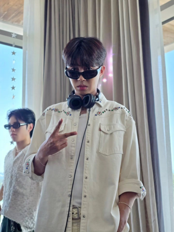 임영웅, 트로트 가수 맞아? 래퍼인 줄...선글라스+올화이트룩 &apos;힙하다 힙해&apos;