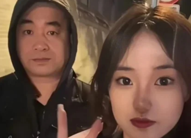 중국의 한 아버지가 딸의 "학식 맛없다"는 말에 900km를 달려와 대학 앞에 노점을 차려 화제가 되고 있다. 사진은 해당 부녀. [사진=바이두 갈무리]