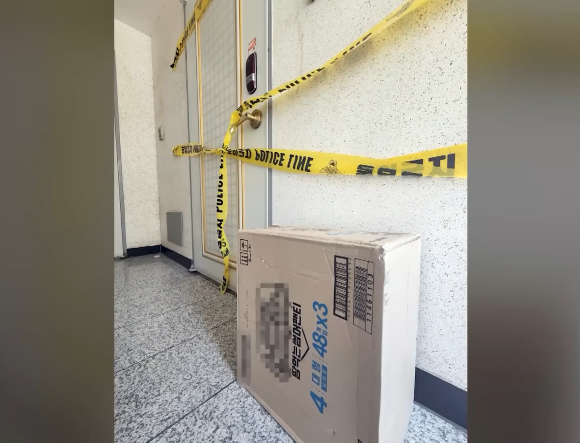 전북 전주에 한 빌라에서 숨진 채 발견된 여성이 올 7월 정부의 위기 가구 발굴 대상에 포함됐었던 것으로 드러났다. 사진은 여성이 살았던 전북 전주시 한 빌라 현관문 앞 모습. [사진=SBS]