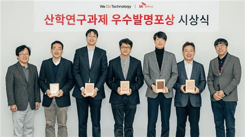 왼쪽부터 이병래 SK하이닉스 지속경영담당 부사장, 박종선 고려대 전기전자공학부 교수, 오일권 아주대 지능형반도체공학과 교수, 김민혁 KAIST 전산학부 교수, 류승탁 KAIST 전기및전자공학부 교수, 조남익 서울대 전기정보공학부 교수, 차선용 SK하이닉스 미래기술연구원담당 부사장이 15일 경기도 이천 본사에서 열린 '제12회 산학연구과제 우수발명 포상식'에서 기념 촬영을 하고 있다. [사진=SK하이닉스]