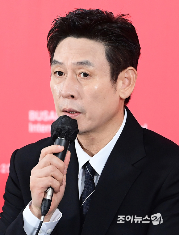 배우 설경구가 19일 오전 부산광역시 해운대구 우동 영화의 전당에서 열린 제30회 부산국제영화제(BIFF) 영화 '굿뉴스' 갈라 프레젠테테이션 기자회견에 참석하고 있다. [사진=정소희 기자]