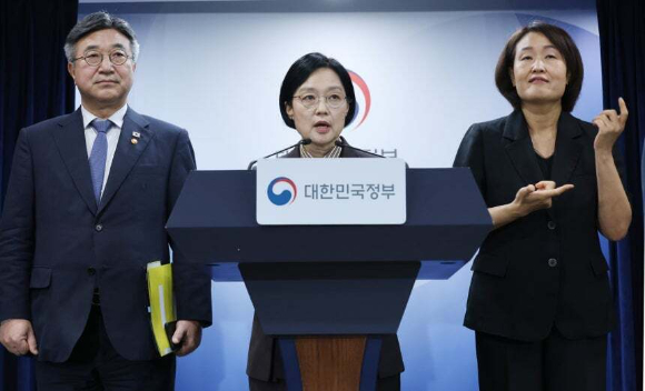 한성숙 국무총리가 3일 서울 종로구 정부서울청사에서 열린 행정&middot;공공기관 이전 및 공공기관 기능 개혁 관련 기자회견을 하고 있다. [사진=연합뉴스]