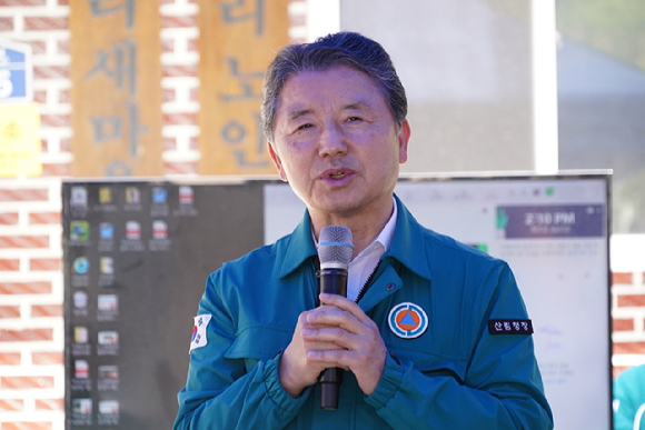 남성현 산림청장이 22일 경북 문경시에서 실시된 '산사태 재난 대비 훈련'을 마친 뒤 총평을 하고 있다. [사진=산림청]