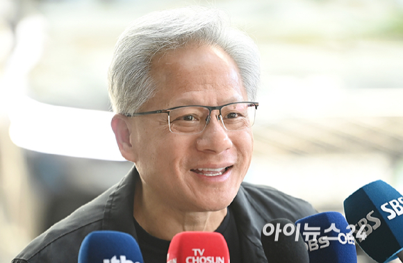 젠슨 황 엔비디아 최고경영자(CEO)가 방한 일정을 마치고 9일 서울김포비즈니스항공센터를 통해 출국에 앞서 취재진의 질문에 답변하고 있다. [사진=곽영래 기자]