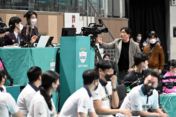 GS칼텍스 차상현 감독이 비디오 판독과 관련해 감독관들과 대화를 하고 있다. [사진=한국배구연맹(KOVO)]