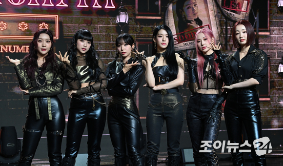 그룹 시크릿넘버가 8일 오후 서울 강남구 청담동 일지아트홀에서 열린 네 번째 싱글 앨범 '둠치타(DOOMCHITA)' 발매기념 쇼케이스에 참석해 포토타임을 갖고 있다. [사진=김성진 기자]