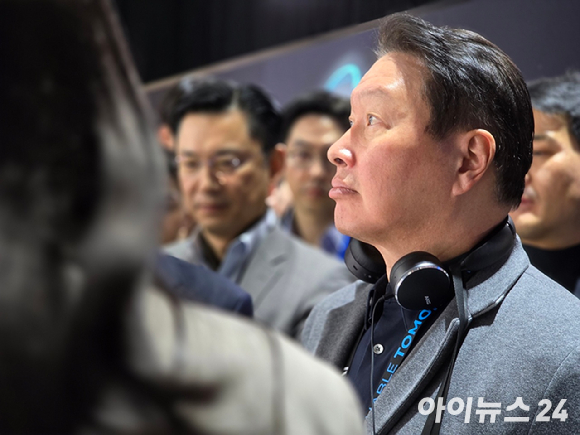 8일 오전(현지시각) 최태원 SK그룹 회장이 미국 라스베이거스 컨벤션센터 센트럴홀에 위치한 삼성전자 CES 전시관에 방문해 섹션을 둘러보고 있다. [사진=안세준 기자]