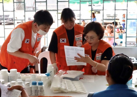 제주항공과 열린의사회 자원봉사자들이 지난 7일 필리핀 세부에서 주민들에게 의약품을 처방했다. [사진=제주항공]