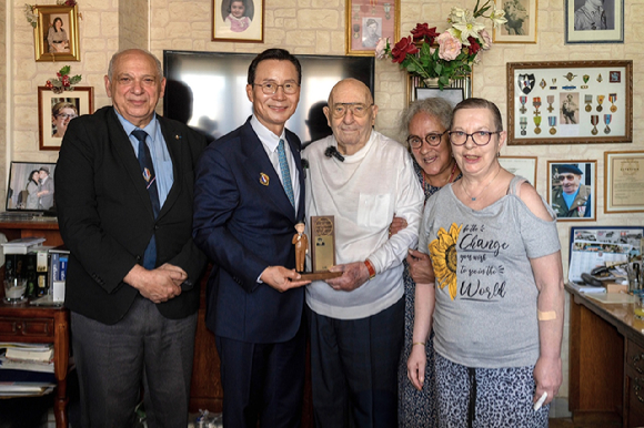 신익현 LIG넥스원 대표(왼쪽 두번째)가 16일(현지시간) UN군 참전용사 세르주 아르샹보씨(왼쪽 세번째) 자택을 찾아 감사패 및 기념품을 전달하고 있다. [사진=LIG넥스원]