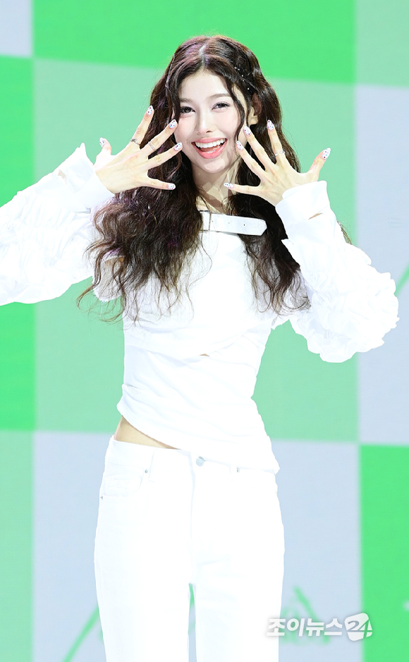 그룹 앳하트 미치가 13일 오후 서울 한남동 블루스퀘어에서 열린 앳하트(AtHeart) 첫 번째 EP '플롯 트위스트'(Plot Twist) 미디어 쇼케이스에 참석하고 있다. [사진=정소희 기자]