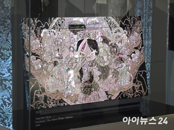 조길현 데브시스터즈 대표가 22일 서울 인사동 아라아트센터에서 열린 '쿠키런: 킹덤 아트 콜라보 프로젝트 특별전 - 위대한 왕국의 유산' 언론공개회에서 발언하고 있다. 왼쪽부터 정기완 데브시스터즈 마케팅 사업팀장, 조 대표, 최정인 자수장, 손대현 나전칠기 명장. [사진=박정민 기자]