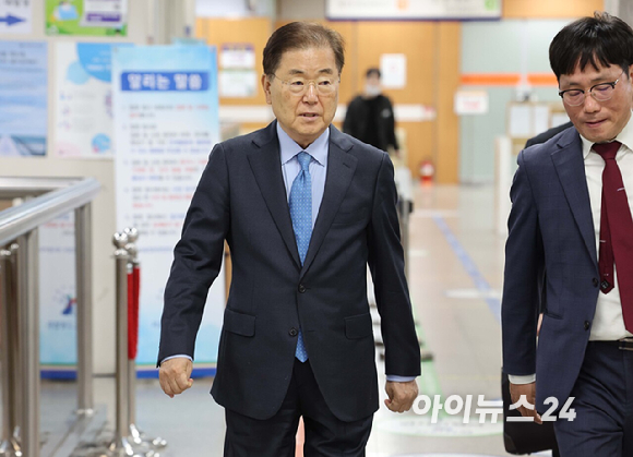 사드기밀 유출 관련 직권남용권리행사방해 등 혐의를 받는 정의용 전 국가안보실장이 20일 서울 서초구 서울중앙지법에서 열린 1차 공판준비기일에 출석하고 있다. 2026.4.20 [사진=사진공동취재단]