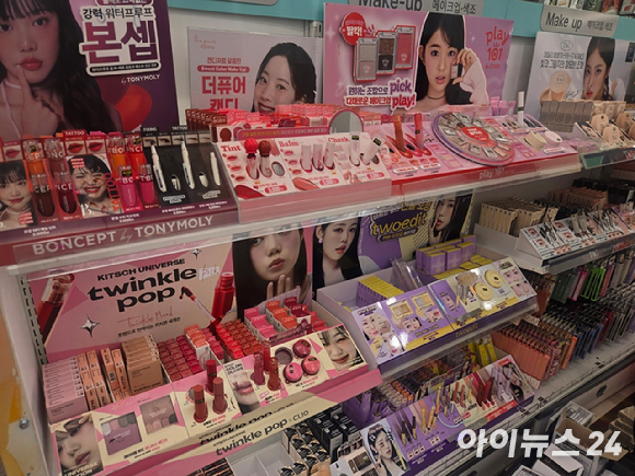 명동 다이소에 뷰티 코너. 클리오와 토니모니, 더 샘 등 친숙한 브랜드 제품이 진열돼 있다. [사진=박은경 기자]