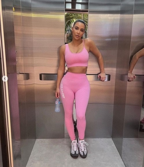 킴 카다시안 브랜드 SKIMS가 미국 뉴욕 타임스퀘어 한복판에 비키니 차림 초대형 풍선을 설치했다. [사진=SNS 캡처]