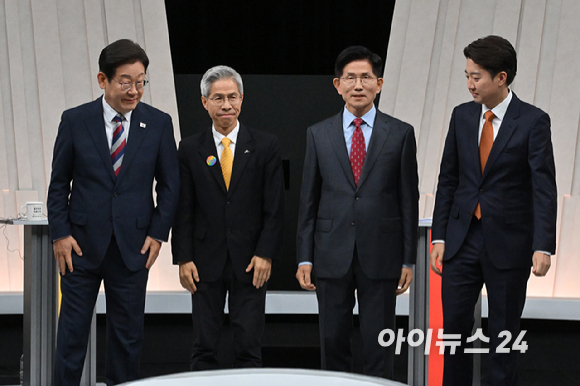 더불어민주당 이재명(왼쪽부터), 민주노동당 권영국, 국민의힘 김문수, 개혁신당 이준석 대선 후보가 27일 서울 마포구 상암동 MBC 스튜디오에서 진행된 정치 분야 TV토론회에서 기념촬영을 하고 있다. [사진=국회사진기자단]