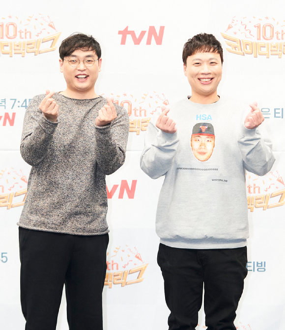 코미디언 박영진과 이상준이 28일 온라인으로 진행된 tvN '코미디빅리그' 10주년 기자간담회에 참석해 포즈를 취하고 있다. [사진=tvN]