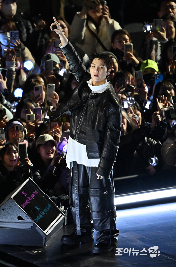 방탄소년단(BTS)이 21일 오후 서울 광화문 광장에서 정규 5집 '아리랑(ARIRANG)' 앨범 발매를 기념해 컴백 무대를 선보이고 있다. [사진=사진공동취재단]