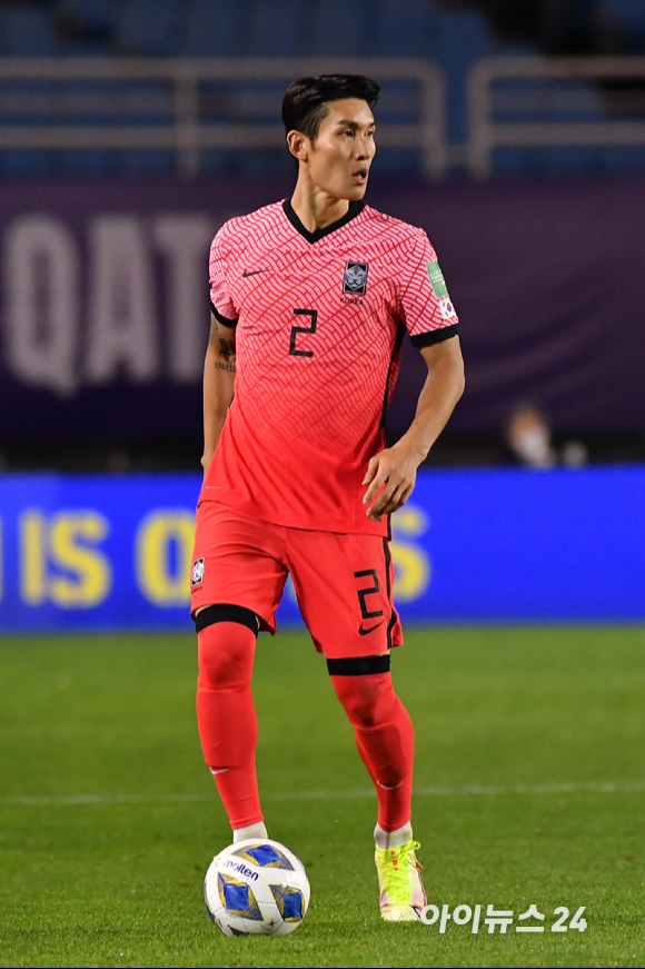 대한민국 이용이 7일 오후 안산 와스타디움에서 진행된 '2022 카타르 월드컵' 아시아 지역 최종예선 A조 3차전 대한민국과 시리아의 경기에서 공격을 하고 있다.