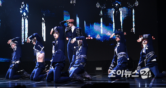 그룹 앰퍼샌드원(AMPERS&ONE)이 8일 서울 용산구 노들섬 라이브하우스에서 열린 미니 4집 '데피니션'(DEFINITION) 발매 기념 쇼케이스에서 무대를 선보이고 있다. [사진=곽영래 기자]