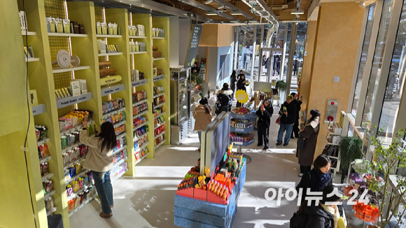 29일 서울 광화문 디타워 CJ올리브영 웰니스 플랫폼 '올리브베러' 1호점에서 열린 론칭 미디어데이 행사에서 취재진과 관계자들이 매장을 살펴보고 있다. [사진=진광찬 기자]