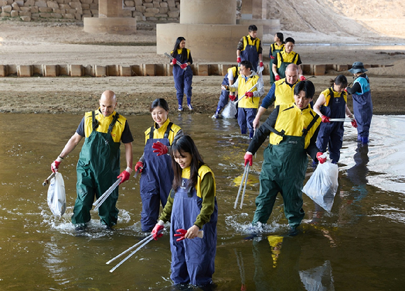 창립 50주년을 맞은 HDC그룹은 파크하얏트서울 총지배인을 비롯한 호텔HDC와 HDC현대산업개발 경영본부 임직원들, 서울시 노원구자원봉사센터, 중랑천 환경센터 직원들과 함께 서울시 노원구 중랑천 일대의 환경 정화 봉사활동을 진행했다. [사진=HDC현대산업개발]