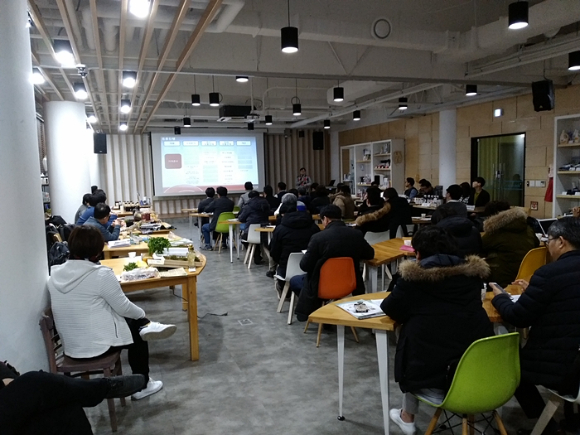 유통과학연구회에서 자영업자를 대상으로 강의를 하고 있다, [사진=온채널]