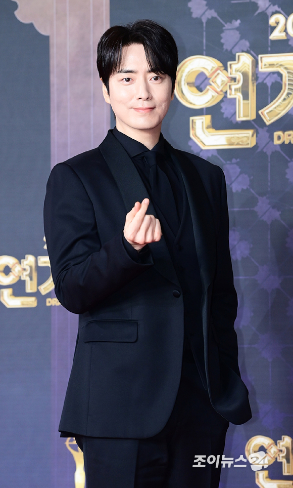 '나의 완벽한 비서' 배우 이준혁이 31일 오후 서울 마포구 상암동 SBS 프리즘타워에서 열린&nbsp;2025 SBS 연기대상&nbsp;레드카펫 행사에 참석하고 있다. [사진=정소희 기자]