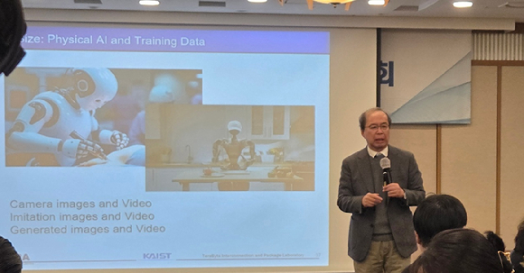 김정호 카이스트 교수가 3일 서울 중구 프레스센터에서 열린 'HBF 기술 개발 성과, 로드맵 그리고 상품화 전략 발표회'에서 발언하는 모습. [사진=박지은 기자]