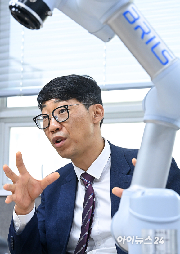 브릴스 전진 대표가 21일 인천 송도 브릴스 사옥에서 아이뉴스24와 인터뷰를 하고 있다. [사진=곽영래 기자]