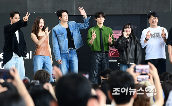 배우 겸 감독 정우-배우 정수정-신승호가 20일 오후 부산광역시 해운대구 우동 영화의 전당에서 열린 제30회 부산국제영화제(BIFF) '짱구' 오픈토크 행사에 참석하고 있다. [사진=정소희 기자]