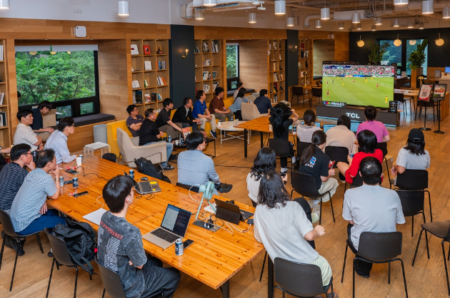 패스트파이브 삼성점 입주사 회원들이 TCL 제품을 통해 축구 국가대표팀 경기를 시청하고 있다. [사진=TCL]