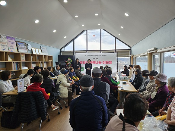 지난 6일 주민들에게 ‘달리는 행복나눔 이웃들(달행이)’ 설명을 하고 있다. [사진=양평군]