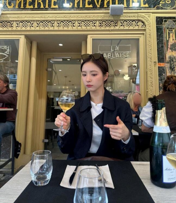 신세경, 한국 떠났다...해외서도 빛난 국위선양 미모 &apos;파리살이 시작&apos;