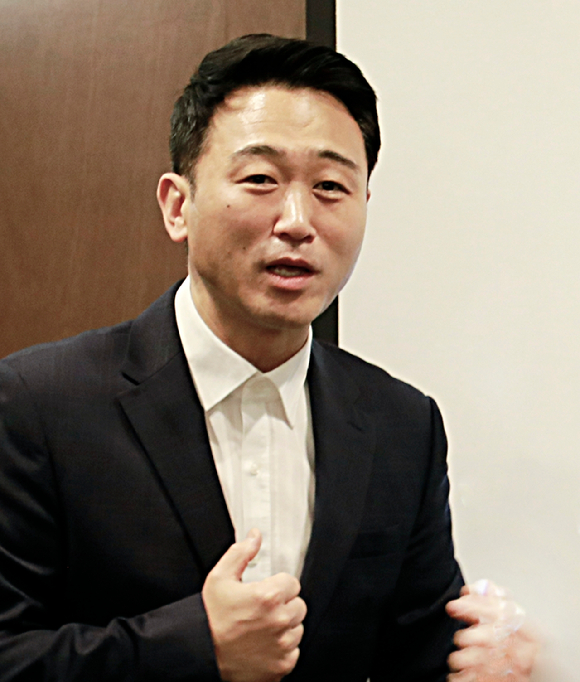 박지성 메르세데스-벤츠 코리아 리테일 오브 더 퓨처 프로세스 총괄 부장이 지난 9일 서울 중구 서울스퀘어에서 열린 기자간담회에서 신규 리테일 전략에 대해 설명하고 있다. [사진=한국자동차기자협회]