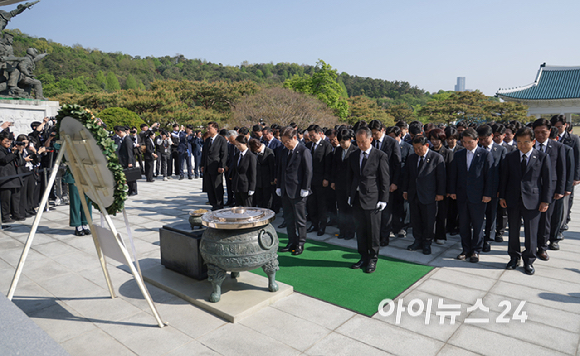 더불어민주당 이재명 대선후보가 28일 오전 서울 동작구 국립 서울현충원 현충탑에서 참배하고 있다. [사진=곽영래 기자]
