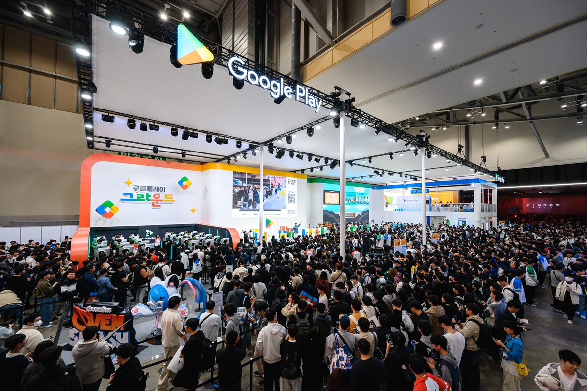 부산에서 열린 국제 게임 전시회 '지스타 2025'에 마련된 구글플레이 부스에서 관람객들이 줄을 서서 대기하고 있다. [사진=구글플레이]