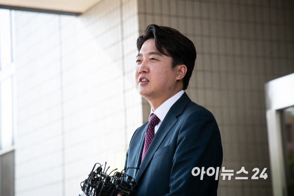 국민의힘 이준석 전 대표가 17일 서울남부지방법원에서 열린 당 비상대책위원회 효력정지 가처분 신청 사건의 심문을 마친 후 법원을 빠져나와 기자들의 질문을 받고 있다. [사진=국회사진취재단]