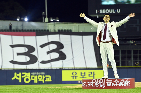 3일 오후 서울 잠실야구장에서 LG 박용택의 마지막 33번을 기념하는 영구결번식이 펼쳐진 가운데 박용택이 관중들을 향해 손을 흔들고 있다. [사진=정소희 기자]