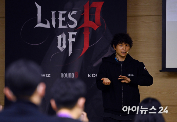 최지원 네오위즈 총괄 디렉터가 17일 부산 해운대구 우동 벡스코에서 열린 국제게임전시회 '지스타 2022'에서 'P의 거짓'을 소개하고 있다. [사진=김성진 기자]