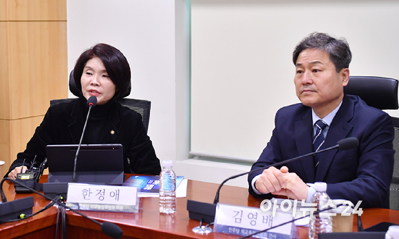 한정애 더불어민주당 정책위의장이 3일 서울 여의도 국회 의원회관에서 열린 이란사태 관련 당&middot;정간담회에서 발언하고 있다. [사진=곽영래 기자]