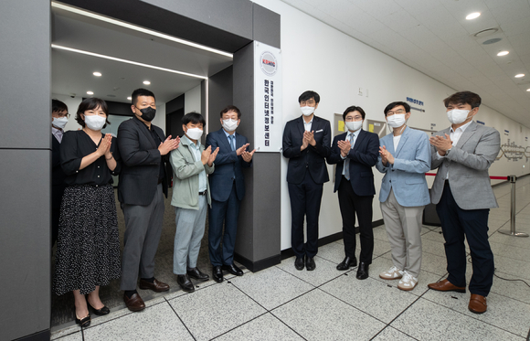 12일 KISA 나주 본원에서 개최된 한국인터넷정보센터 현판식 행사에서 (왼쪽부터) 권현오 KISA 디지털기반본부장과 김건희 아이네임즈 실장, 이신종 후이즈 대표, 이원태 KISA 원장, 김지원 과기정통부 디지털신산업제도과장, 이주완 메가존 대표, 안순식 한국인터넷진흥협회 사무국장, 박정섭 KISA 인터넷주소센터장이 기념촬영을 하고 있다. [사진=KISA]