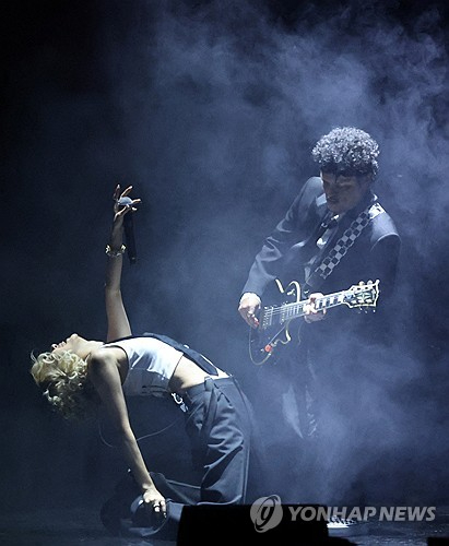 블랙핑크 로제, 팝스타 브루노 마스가 1일(현지시간) 미국 로스앤젤레스에서 열린 '제68회 그래미 어워즈'에서 퍼포먼스를 펼치고 있다. [사진=연합뉴스]