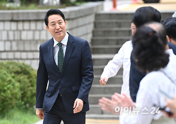여론조사비 대납 의혹'을 받는 오세훈 서울시장이 28일 서울 서초구 서울고등법원에서 열린 항소심 2차 공판에 출석하고 있다. [사진=곽영래 기자]