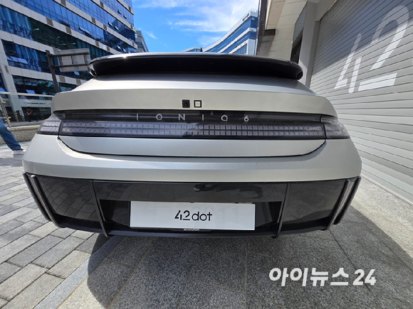 포티투닷(42dot) 사옥 정문 앞에 서 있는 아이오닉6 기반 SDV 테스트카. [사진=최란 기자]