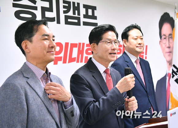 김문수 국민의힘 대선 경선 후보가 18일 서울 여의도 캠프 사무실에서 열린 공약 발표 기자회견에서 앞서 캠프에 합류한 장동혁 총괄선대본부장과 박민석 전략기획본부장을 소개하고 있다. [사진=곽영래 기자]