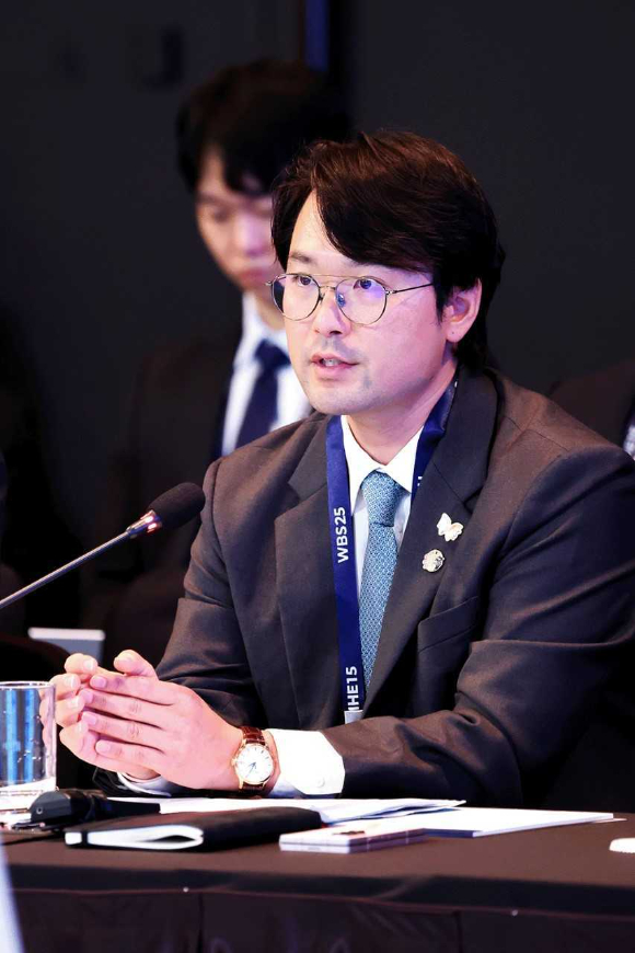 이규호 코오롱그룹 부회장이 16일 서울 신라호텔에서 열린 2025년 APEC 보건과경제고위급회의에 참석해 APEC 공통의 보건&middot;의료 이슈 등에 대해 발언하고 있다. [사진=코오롱그룹]